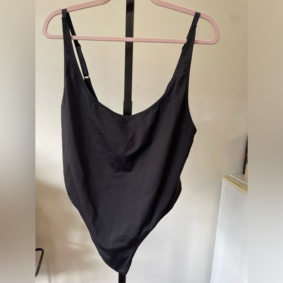 NWT SKIMS SCOOP NECK ONE PIECE, In Onyx size 3X - Picture 6 of 11